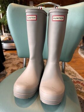 Hunter Play Tall Rain Boots in Light Grey- new with out tags-